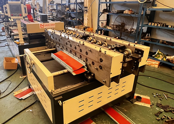 Machine de raccordement de conduits flexibles pour l'industrie HVAC