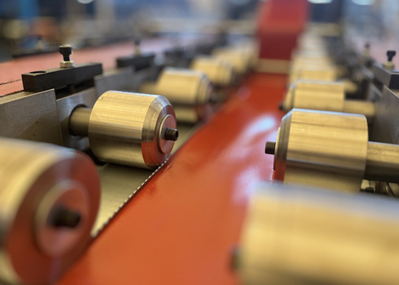 Machine de raccordement de conduits flexibles pour l'industrie HVAC