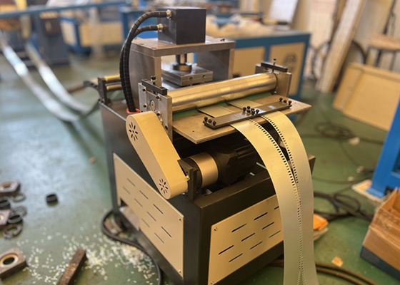 Machine de raccordement de conduits flexibles pour l'industrie HVAC