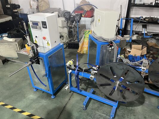 Machine de revêtement de fin de conduit flexible.