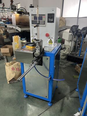 Machine de revêtement de fin de conduit flexible.